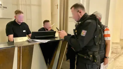 ▲一名泰國女子入住捷克布爾諾（Brno）某五星級飯店，赫然發現「手指」從床下伸出來，起初還以為是鬧鬼，隨後才驚覺是陌生男子藏匿其中（圖／截自thethaiger）