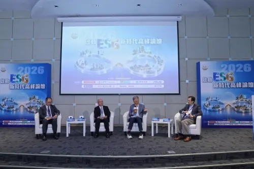 ▲勤業眾信資深會計師陳盈州（左起）信義房屋企業倫理暨永續推動辦公室執行協理陳世強、華碩電腦永續長吳澤欣同場與談，並由台科大科管所副教授葉峻賓擔任主持人。（圖／信義房屋提供）