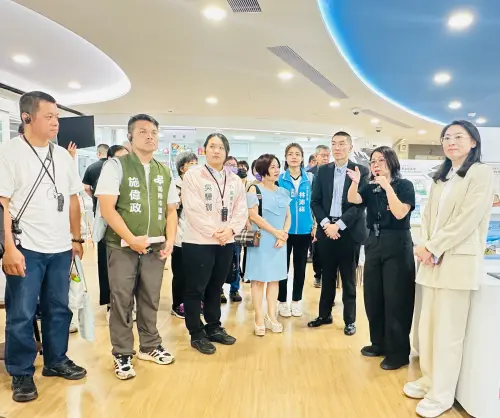 ▲基隆市長謝國樑在開幕儀式後也親自跟隨導覽人員參觀基隆市圖書總館。（圖／NOWnews攝）