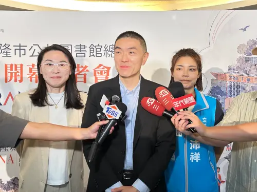 ▲基隆市文化觀光局局長江亭玫（左一）分享，配合開幕，館方祭出三大亮點閱讀行動，邀請市民參與。（圖／NOWnews攝）