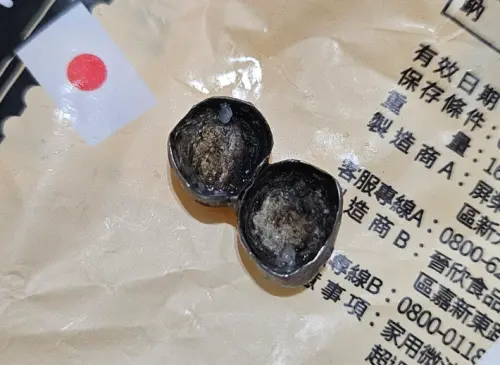 ▲民眾拍下超商飯捲內吃到了疑似假牙齒模的異物。（圖／Threads＠ciny.hsu）