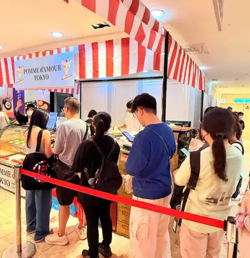 ▲新光三越日本展蘋果糖引發民眾排隊潮，短短5天就賣出6500顆，成為展場熱賣商品之一。（圖／取自新光三越南西店）