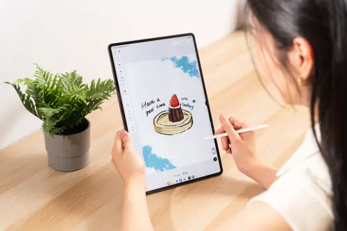 ▲Galaxy Tab S12系列首度預載Adobe Photoshop，搭配S Pen可進行繪圖、圈選素材及細節編修。（圖／官方提供）