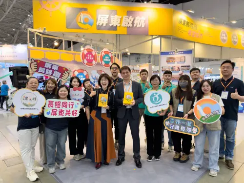 ▲副縣長黃國榮（中）於博覽會現場分享屏東長照創新六大工程推動成果。（圖／屏東縣府提供）