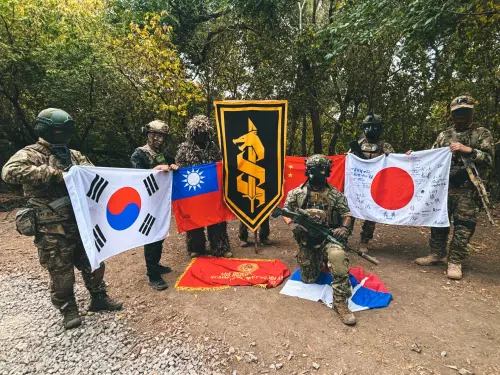 亞運不給舉這裡可以！兩岸國旗在烏克蘭戰場同框　眾驚：國共會師

