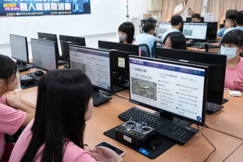 ▲無人機體驗營透過法規介紹、動手組裝及飛行示範，認識無人機結構、操作方式與飛行安全。（圖／嶺東科大提供）