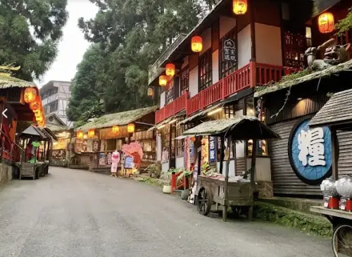 ▲近幾年隨著出國人潮越來越多，妖怪村也因為創立時間久遠，園區太過老舊、販售的東西一成不變失去新鮮感，人潮已經不如以往。（圖/Google評價）