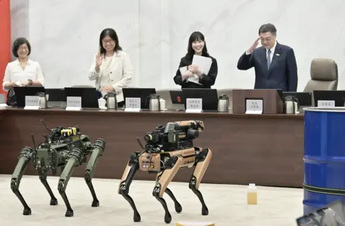 「特別的狗狗」現身行政院會議　卓榮泰行舉手禮