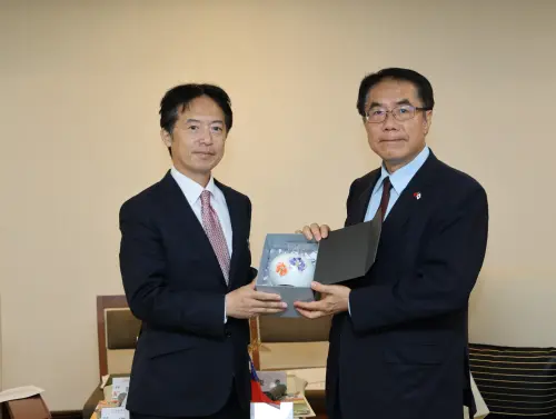 ▲黃偉哲與福永護所長(左1)雙方互贈紀念品。(圖／南市府提供)