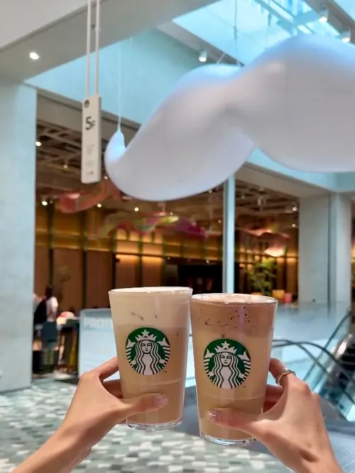 ▲星巴克蛋白雲朵那堤開喝！星巴克典藏Dream Plaza台北門市打造超巨大「雲朵鬍」。（圖／記者蕭涵云攝）