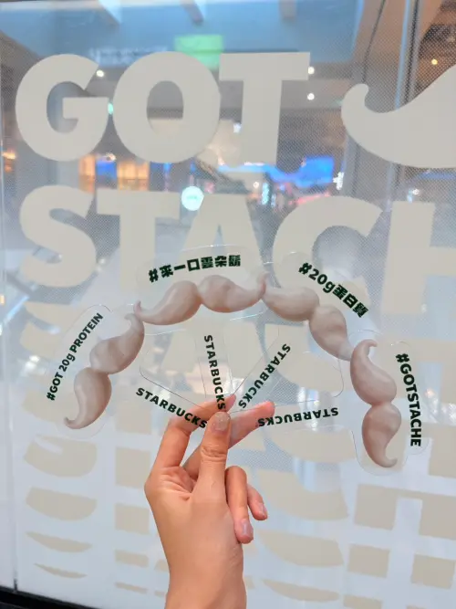 ▲買星巴克「雲朵鬍」蛋白雲朵那堤送「#GOT STACHE透卡」，共5款隨機贈送。（圖／記者蕭涵云攝）