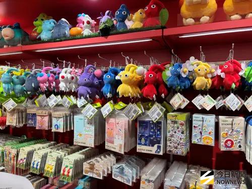 ▲《Pikmin Bloom》在台灣掀起散步種花熱潮，任天堂授權商品旗艦中心貨源充裕，收藏角色刀手要快。（圖／記者金武鳳攝，2026.10.1)