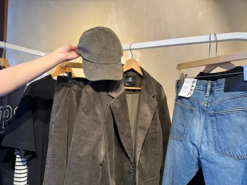 ▲G.A.P.C. Logo搭配燈芯絨套裝推薦。（圖／記者蕭涵云攝）