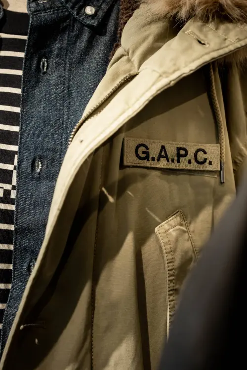 ▲台灣Gap × A.P.C.重磅聯名系列等到了。（圖／Gap www.gap.tw）