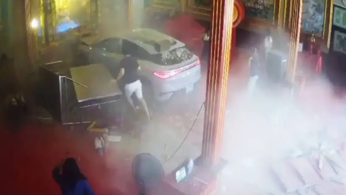 ▲泰國曼谷唐人街一處寺廟，1日下午驚傳遭暴衝的電動車撞入寺內參拜區，數名香客受傷。（圖／擷取自影片）