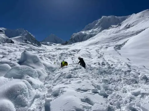 7126公尺高峰傳雪崩！尼泊爾營地遭活埋15名工作人員罹難、1失蹤