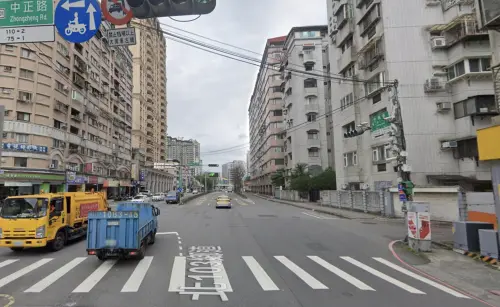 驚險逃過一劫！新店驚傳娃娃車火燒車　駕駛急撤離10幼童1師