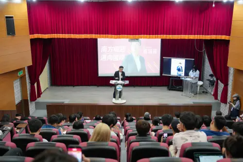 ▲論壇也開放現場提問，現場學生與團體反應熱烈，賴瑞隆有問必答期盼透過此次論壇把完整的時間留給同學提問，達成雙向對話的成果。(圖／翻攝畫面)