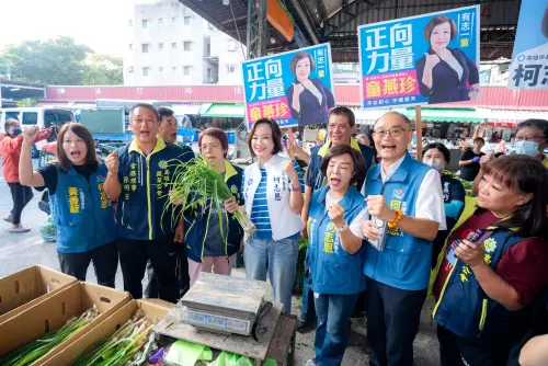 柯志恩清晨6點半再拚市場陸戰　攤商沿路餵食熱情支持