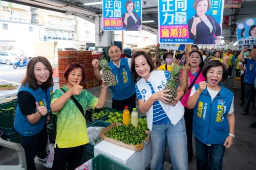 ▲柯志恩一路向攤商及民眾握手問好，除了不少人向她比讚加油，更有攤商送上象徵「凍蒜」的蒜苗，以及寓意「旺來」的鳳梨。(圖／翻攝畫面)