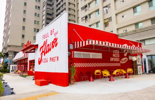 ▲概念店以紅白外牆及復古手寫字體打造醒目門面，並設置戶外座位區，成為北高雄商圈的吸睛焦點。(圖 / WalkerLand 拍攝提供)