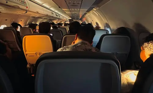 飛機起飛、降落為什麼調暗燈光？不是為了睡覺　桃機揭用途超意外