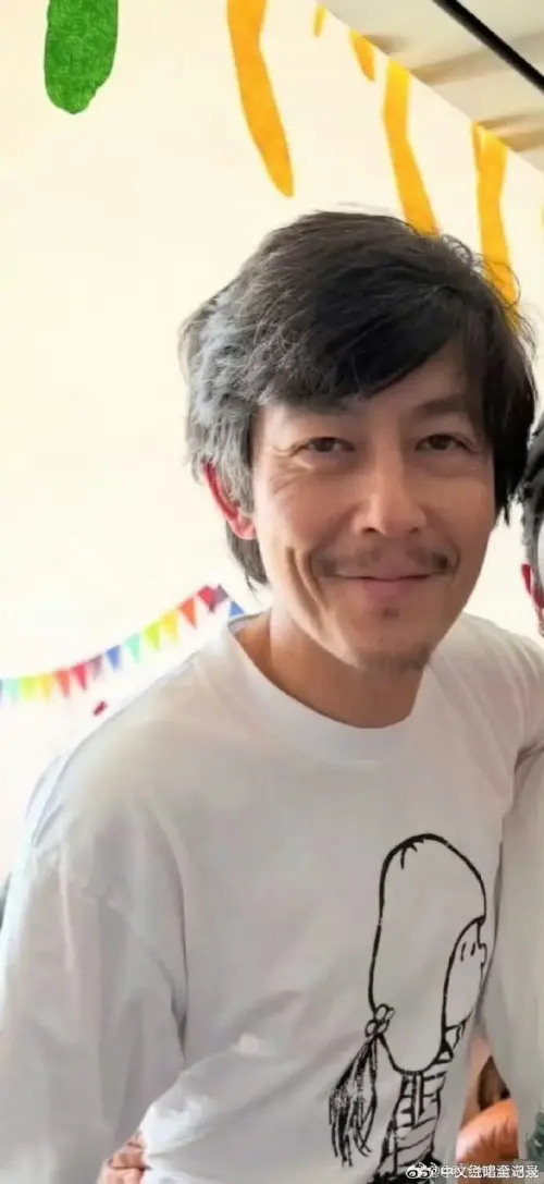 ▲陳冠希（如圖）年輕時被封華語圈痞帥天花板，近年素顏直播，長髮蓄鬍的憔悴照片被網友虧撞臉趙本山。（圖／翻攝自中文说唱全记录 微博）