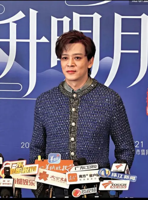 ▲陳曉東（如圖）昔日是香港情歌王子，近期近照曝光後被質疑醫美過度，體重忽胖忽瘦與饅化僵硬的五官經常掀起討論。（圖／翻攝自霉菌大王是也 微博）