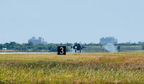終於等到了！首批2架全新F-16V飛抵台東　睽違29年再迎新主力戰機