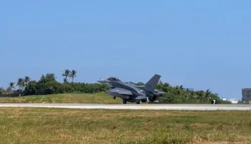 ▲向美國採購的全新F-16V戰機飛抵台東志航基地。（圖／記者陳韻年攝影，2026.10.02）