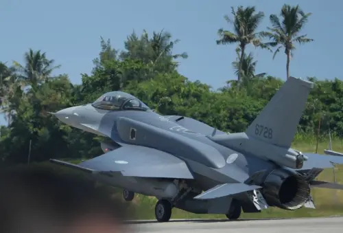 首批2架F-16V抵台！儀表板有國旗、機翼有國徽　空軍證實啟動換訓