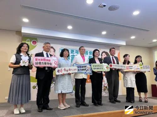 逾50歲女性每10人有1位骨鬆！鈣質怎麼補？　營養師：不是一次吃