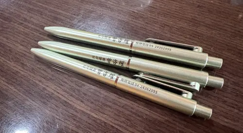 ▲台中市議員參選人曾咨耀1萬支競選原子筆被索取一空，第二批1.5萬支明天登場。（圖／記者顏幸如攝，2026.10.02）
