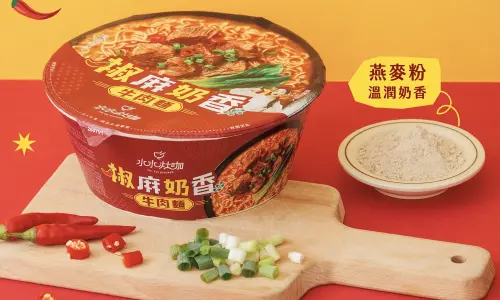 ▲水水灶咖「椒麻奶香牛肉麵」在全家獨家販售，一碗要價79元，即日起至10月27日，凡購買新品優惠第二件6折。（圖／水水灶咖臉書）