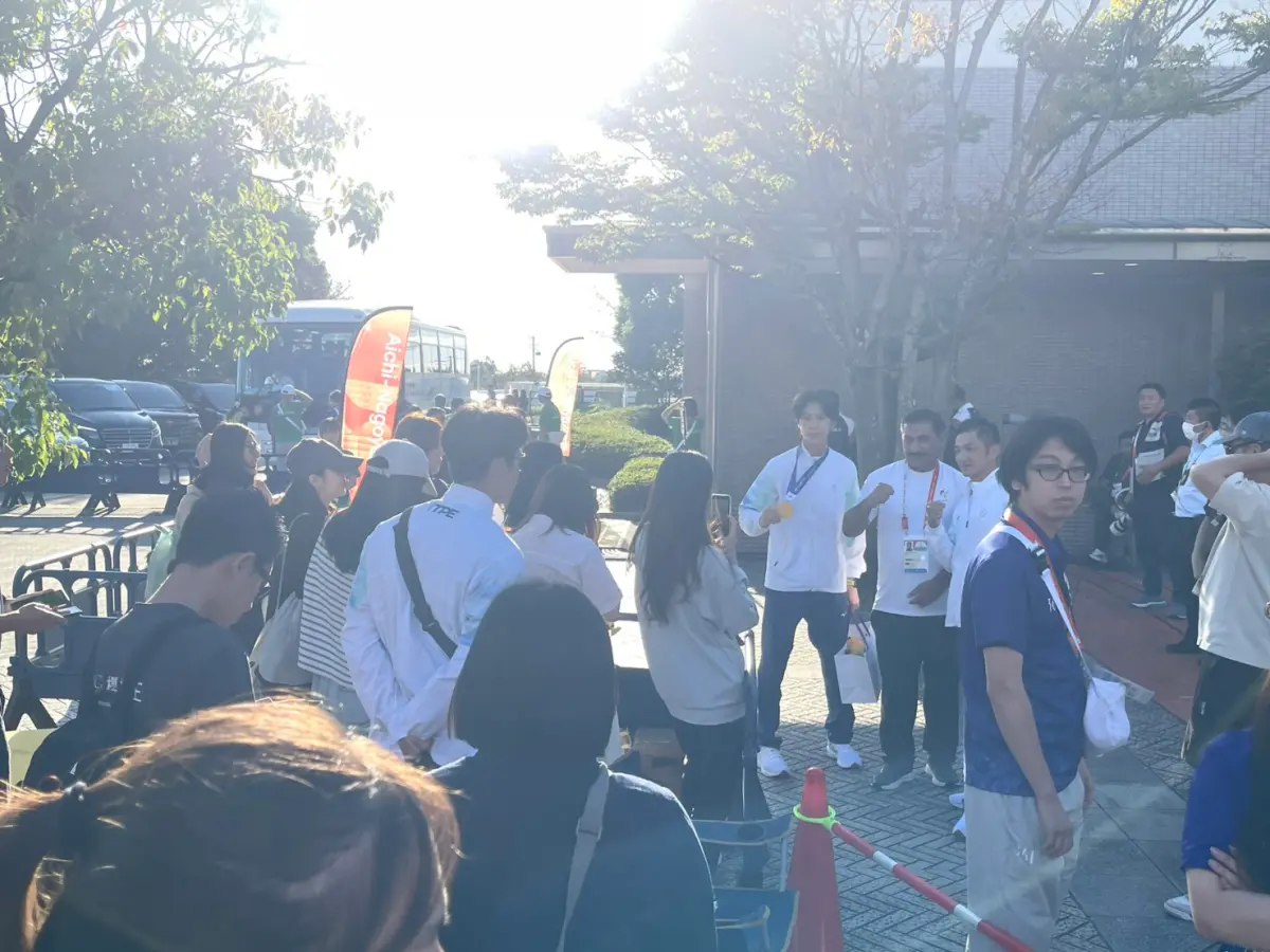 ▲林郁婷奪下2026年名古屋亞運金牌，位於愛知縣西尾市場館內，湧進不少台灣粉絲支持，賽後更有不少鐵粉站在豔陽下站等1小時等待林郁婷現身，林郁婷在頒獎典禮結束後，也衝到場外與粉絲相見歡。（圖／特派記者朱永強攝）