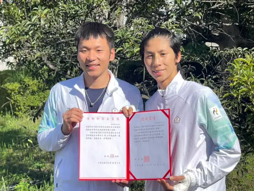 ▲林郁婷接受運動部長李楊表揚。（圖／特派記者朱永強攝）