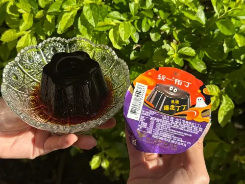 ▲7-11推出焦糖多的「翻轉布丁」，以及無焦糖版本的「統一布布」後，（售價18元），經典焦糖遇上黑糖風味。（圖／7-11提供）
