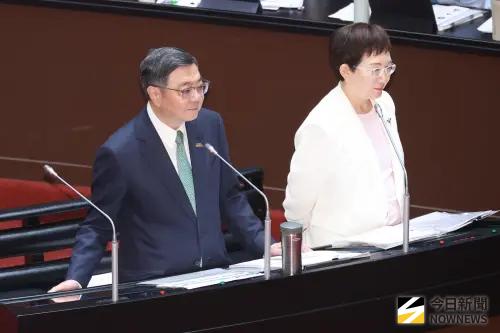 ▲對於加碼普發2萬元，行政院長卓榮泰表示，若增加普發現金金額，勢必要舉債。（圖/記者陳明安攝，2026.10.2）