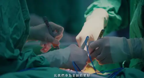 ▲台大醫院副院長陳晉興及急診部當時率領團隊緊急搶救恩師的生命。（圖／取自台大外科YouTube頻道）
