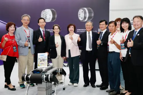 台灣土狗遇戰貓！何欣純、蕭美琴合體逛AI展　直球喊：這隻純的喔