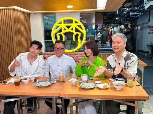 ▲陳美鳳（右二）和童子瑋（左二）一起介紹基隆，兩人逛仁愛市場、登上基隆嶼，還品嘗海鮮。（圖／陳美鳳臉書）