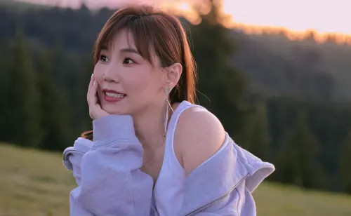 ▲李佳薇（如圖）獻唱《蘭香如故》OST〈同道〉，呈現蘭香與林大爺從相遇、互相試探，到漸漸信任彼此、走到一起的感情變化。（圖／翻攝自李佳薇Jess Lee FB）