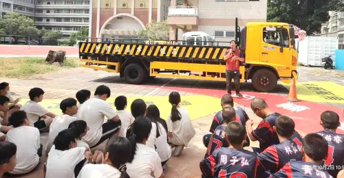 ▲高雄市區監理所到前金區前金國小進行防禦駕駛與反酒駕公共危險觀念宣導，以響應115年交通安全月。(圖／高雄市區監理所提供)