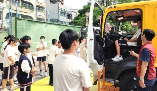 ▲高雄市區監理所到前金國小進行防禦駕駛與反酒駕公共危險觀念宣導，與會學童登上大貨車瞭解視野死角內輪差的情形。(圖／高雄市區監理所提供)