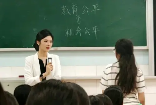「最好看老師」開學就爆紅！湖南31歲副教授顏值在線　學生零缺席