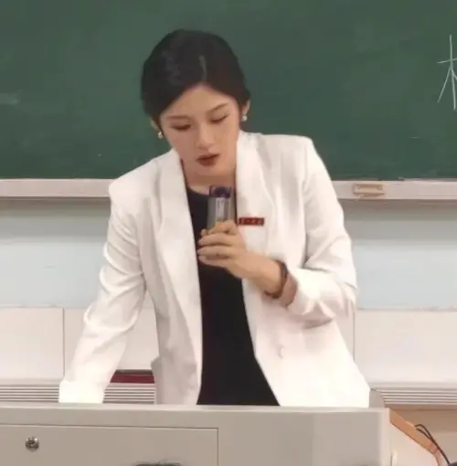 ▲「最好看的老師」開學即爆紅！（圖／截自微博）