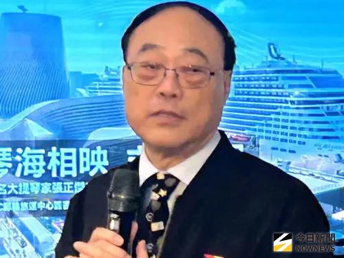 ▲台灣港務公司董事長周永暉說明該公司智慧戰情中心獲得鼎革獎智慧管理轉型績優獎之情形。(圖／記者黃守作攝)