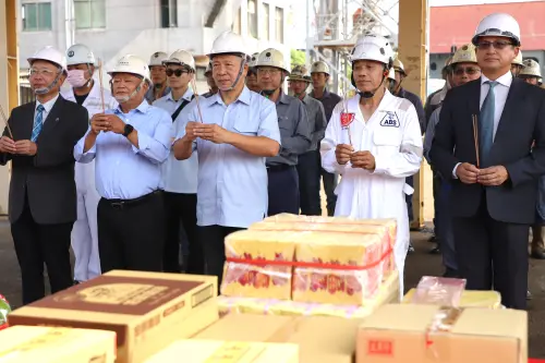 ▲台灣國際造船公司舉辦海洋委員會海巡署艦隊分署第2艘高緯度遠洋巡護船安放龍骨儀式，預祝建造案順利完成。(圖／台灣國際造船公司提供)