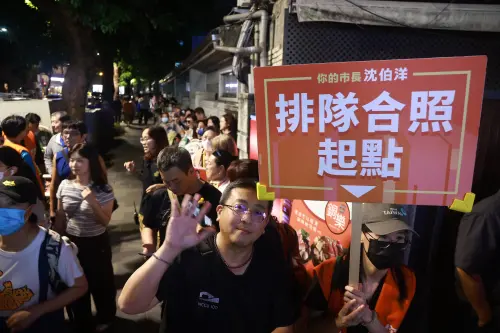 ▲民眾排隊合影，號碼牌早早被搶光。（圖／記者葉政勳攝，2026.10.2）