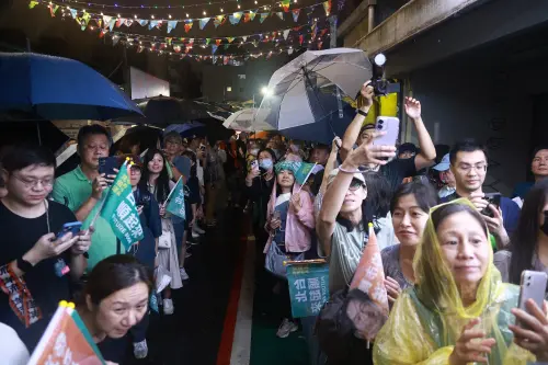 ▲沈伯洋於師大掃街，民眾夾道等待。（圖／記者葉政勳攝，2026.10.2）